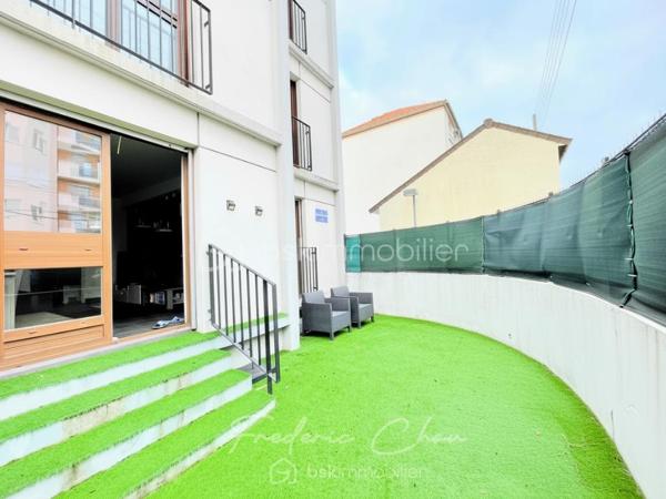 93190 - LIVRY-GARGAN - F3 EN REZ-DE-JARDIN AVEC TERRASSE ! 
PROCHE DE L'HYPERCENTRE, A 5 MIN DU PARC DE LA MAIRIE ET DE TOUTES COMMODITES 
JARDIN ET TERRASSE AVEC EXPOSITION SUD-EST, BELLE LUMINOSITE 
IDEAL FAMILLES 

🏡 COUP DE CŒUR À LIVRY-GARGAN – F3 AVEC JARDIN & TERRASSE ! 🌿  

Vous rêvez d’un cocon alliant confort et praticité ? Découvrez cet appartement 3 pièces de 68,58 m² Carrez en rez-de-jardin à deux pas de toutes les commodités !  
Un cadre de vie agréable : Profitez d’une terrasse et d’un jardin privatif pour vos moments de détente en plein air. Son exposition sud-ouest vous garantit une luminosité optimale tout au long de la journée.  

Un intérieur fonctionnel et agréable : 
✔️ Un séjour spacieux et lumineux ouvert sur l’extérieur 
✔️ Une cuisine aménagée et équipée 
✔️ Deux belles chambres confortables 
✔️ Une salle de bain moderne et des WC séparés  

Un emplacement privilégié : 
🏫 À proximité immédiate des écoles, commerces et transports, facilitant votre quotidien.  

Taxe Foncière: 1676 € 
Charges de copro: 450 € / trimestre  
DPE : D 
GES : D

Atouts supplémentaires : 
🚗 Une place de parking pour stationner en toute sérénité 
📦 Une cave pour plus de rangement  
📍 Livry-Gargan – Une ville dynamique et agréable à vivre, parfaite pour les familles et les actifs. A 5 minutes en bus du RER B de Sevran, ou en 15 minutes à pieds.  

🔥 Ne manquez pas cette opportunité ! 
Contactez-moi dès maintenant pour une visite.  
Pas de procédures en cours. Ce lot fait partie d'une copropriétés de 32 appartements.