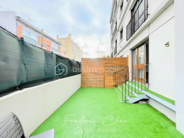 93190 - LIVRY-GARGAN - F3 EN REZ-DE-JARDIN AVEC TERRASSE ! 
PROCHE DE L'HYPERCENTRE, A 5 MIN DU PARC DE LA MAIRIE ET DE TOUTES COMMODITES 
JARDIN ET TERRASSE AVEC EXPOSITION SUD-EST, BELLE LUMINOSITE 
IDEAL FAMILLES 

🏡 COUP DE CŒUR À LIVRY-GARGAN – F3 AVEC JARDIN & TERRASSE ! 🌿  

Vous rêvez d’un cocon alliant confort et praticité ? Découvrez cet appartement 3 pièces de 68,58 m² Carrez en rez-de-jardin à deux pas de toutes les commodités !  
Un cadre de vie agréable : Profitez d’une terrasse et d’un jardin privatif pour vos moments de détente en plein air. Son exposition sud-ouest vous garantit une luminosité optimale tout au long de la journée.  

Un intérieur fonctionnel et agréable : 
✔️ Un séjour spacieux et lumineux ouvert sur l’extérieur 
✔️ Une cuisine aménagée et équipée 
✔️ Deux belles chambres confortables 
✔️ Une salle de bain moderne et des WC séparés  

Un emplacement privilégié : 
🏫 À proximité immédiate des écoles, commerces et transports, facilitant votre quotidien.  

Taxe Foncière: 1676 € 
Charges de copro: 450 € / trimestre  
DPE : D 
GES : D

Atouts supplémentaires : 
🚗 Une place de parking pour stationner en toute sérénité 
📦 Une cave pour plus de rangement  
📍 Livry-Gargan – Une ville dynamique et agréable à vivre, parfaite pour les familles et les actifs. A 5 minutes en bus du RER B de Sevran, ou en 15 minutes à pieds.  

🔥 Ne manquez pas cette opportunité ! 
Contactez-moi dès maintenant pour une visite.  
Pas de procédures en cours. Ce lot fait partie d'une copropriétés de 32 appartements.