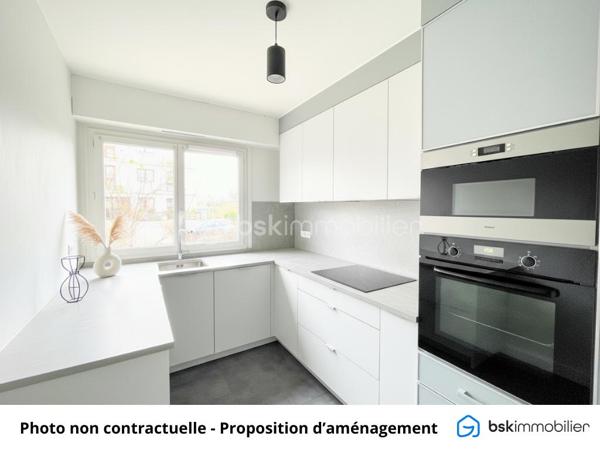 93190 - LIVRY-GARGAN - F3 EN REZ-DE-JARDIN AVEC TERRASSE ! 
PROCHE DE L'HYPERCENTRE, A 5 MIN DU PARC DE LA MAIRIE ET DE TOUTES COMMODITES 
JARDIN ET TERRASSE AVEC EXPOSITION SUD-EST, BELLE LUMINOSITE 
IDEAL FAMILLES 

🏡 COUP DE CŒUR À LIVRY-GARGAN – F3 AVEC JARDIN & TERRASSE ! 🌿  

Vous rêvez d’un cocon alliant confort et praticité ? Découvrez cet appartement 3 pièces de 68,58 m² Carrez en rez-de-jardin à deux pas de toutes les commodités !  
Un cadre de vie agréable : Profitez d’une terrasse et d’un jardin privatif pour vos moments de détente en plein air. Son exposition sud-ouest vous garantit une luminosité optimale tout au long de la journée.  

Un intérieur fonctionnel et agréable : 
✔️ Un séjour spacieux et lumineux ouvert sur l’extérieur 
✔️ Une cuisine aménagée et équipée 
✔️ Deux belles chambres confortables 
✔️ Une salle de bain moderne et des WC séparés  

Un emplacement privilégié : 
🏫 À proximité immédiate des écoles, commerces et transports, facilitant votre quotidien.  

Taxe Foncière: 1676 € 
Charges de copro: 450 € / trimestre  
DPE : D 
GES : D

Atouts supplémentaires : 
🚗 Une place de parking pour stationner en toute sérénité 
📦 Une cave pour plus de rangement  
📍 Livry-Gargan – Une ville dynamique et agréable à vivre, parfaite pour les familles et les actifs. A 5 minutes en bus du RER B de Sevran, ou en 15 minutes à pieds.  

🔥 Ne manquez pas cette opportunité ! 
Contactez-moi dès maintenant pour une visite.  
Pas de procédures en cours. Ce lot fait partie d'une copropriétés de 32 appartements.