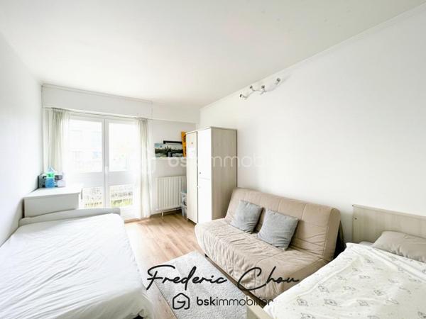 93190 - LIVRY-GARGAN - F3 EN REZ-DE-JARDIN AVEC TERRASSE ! 
PROCHE DE L'HYPERCENTRE, A 5 MIN DU PARC DE LA MAIRIE ET DE TOUTES COMMODITES 
JARDIN ET TERRASSE AVEC EXPOSITION SUD-EST, BELLE LUMINOSITE 
IDEAL FAMILLES 

🏡 COUP DE CŒUR À LIVRY-GARGAN – F3 AVEC JARDIN & TERRASSE ! 🌿  

Vous rêvez d’un cocon alliant confort et praticité ? Découvrez cet appartement 3 pièces de 68,58 m² Carrez en rez-de-jardin à deux pas de toutes les commodités !  
Un cadre de vie agréable : Profitez d’une terrasse et d’un jardin privatif pour vos moments de détente en plein air. Son exposition sud-ouest vous garantit une luminosité optimale tout au long de la journée.  

Un intérieur fonctionnel et agréable : 
✔️ Un séjour spacieux et lumineux ouvert sur l’extérieur 
✔️ Une cuisine aménagée et équipée 
✔️ Deux belles chambres confortables 
✔️ Une salle de bain moderne et des WC séparés  

Un emplacement privilégié : 
🏫 À proximité immédiate des écoles, commerces et transports, facilitant votre quotidien.  

Taxe Foncière: 1676 € 
Charges de copro: 450 € / trimestre  
DPE : D 
GES : D

Atouts supplémentaires : 
🚗 Une place de parking pour stationner en toute sérénité 
📦 Une cave pour plus de rangement  
📍 Livry-Gargan – Une ville dynamique et agréable à vivre, parfaite pour les familles et les actifs. A 5 minutes en bus du RER B de Sevran, ou en 15 minutes à pieds.  

🔥 Ne manquez pas cette opportunité ! 
Contactez-moi dès maintenant pour une visite.  
Pas de procédures en cours. Ce lot fait partie d'une copropriétés de 32 appartements.