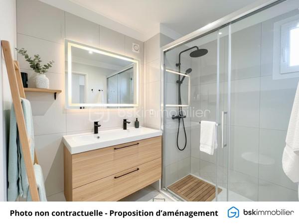 93190 - LIVRY-GARGAN - F3 EN REZ-DE-JARDIN AVEC TERRASSE ! 
PROCHE DE L'HYPERCENTRE, A 5 MIN DU PARC DE LA MAIRIE ET DE TOUTES COMMODITES 
JARDIN ET TERRASSE AVEC EXPOSITION SUD-EST, BELLE LUMINOSITE 
IDEAL FAMILLES 

🏡 COUP DE CŒUR À LIVRY-GARGAN – F3 AVEC JARDIN & TERRASSE ! 🌿  

Vous rêvez d’un cocon alliant confort et praticité ? Découvrez cet appartement 3 pièces de 68,58 m² Carrez en rez-de-jardin à deux pas de toutes les commodités !  
Un cadre de vie agréable : Profitez d’une terrasse et d’un jardin privatif pour vos moments de détente en plein air. Son exposition sud-ouest vous garantit une luminosité optimale tout au long de la journée.  

Un intérieur fonctionnel et agréable : 
✔️ Un séjour spacieux et lumineux ouvert sur l’extérieur 
✔️ Une cuisine aménagée et équipée 
✔️ Deux belles chambres confortables 
✔️ Une salle de bain moderne et des WC séparés  

Un emplacement privilégié : 
🏫 À proximité immédiate des écoles, commerces et transports, facilitant votre quotidien.  

Taxe Foncière: 1676 € 
Charges de copro: 450 € / trimestre  
DPE : D 
GES : D

Atouts supplémentaires : 
🚗 Une place de parking pour stationner en toute sérénité 
📦 Une cave pour plus de rangement  
📍 Livry-Gargan – Une ville dynamique et agréable à vivre, parfaite pour les familles et les actifs. A 5 minutes en bus du RER B de Sevran, ou en 15 minutes à pieds.  

🔥 Ne manquez pas cette opportunité ! 
Contactez-moi dès maintenant pour une visite.  
Pas de procédures en cours. Ce lot fait partie d'une copropriétés de 32 appartements.