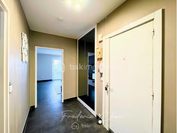 93190 - LIVRY-GARGAN - F3 EN REZ-DE-JARDIN AVEC TERRASSE ! 
PROCHE DE L'HYPERCENTRE, A 5 MIN DU PARC DE LA MAIRIE ET DE TOUTES COMMODITES 
JARDIN ET TERRASSE AVEC EXPOSITION SUD-EST, BELLE LUMINOSITE 
IDEAL FAMILLES 

🏡 COUP DE CŒUR À LIVRY-GARGAN – F3 AVEC JARDIN & TERRASSE ! 🌿  

Vous rêvez d’un cocon alliant confort et praticité ? Découvrez cet appartement 3 pièces de 68,58 m² Carrez en rez-de-jardin à deux pas de toutes les commodités !  
Un cadre de vie agréable : Profitez d’une terrasse et d’un jardin privatif pour vos moments de détente en plein air. Son exposition sud-ouest vous garantit une luminosité optimale tout au long de la journée.  

Un intérieur fonctionnel et agréable : 
✔️ Un séjour spacieux et lumineux ouvert sur l’extérieur 
✔️ Une cuisine aménagée et équipée 
✔️ Deux belles chambres confortables 
✔️ Une salle de bain moderne et des WC séparés  

Un emplacement privilégié : 
🏫 À proximité immédiate des écoles, commerces et transports, facilitant votre quotidien.  

Taxe Foncière: 1676 € 
Charges de copro: 450 € / trimestre  
DPE : D 
GES : D

Atouts supplémentaires : 
🚗 Une place de parking pour stationner en toute sérénité 
📦 Une cave pour plus de rangement  
📍 Livry-Gargan – Une ville dynamique et agréable à vivre, parfaite pour les familles et les actifs. A 5 minutes en bus du RER B de Sevran, ou en 15 minutes à pieds.  

🔥 Ne manquez pas cette opportunité ! 
Contactez-moi dès maintenant pour une visite.  
Pas de procédures en cours. Ce lot fait partie d'une copropriétés de 32 appartements.