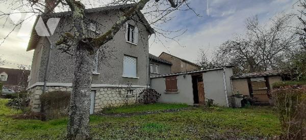 Maison sur sous-sol avec jardin comprenant 3 chs, cuisine aménagée, SAM, séjour, salle de bains, WC,