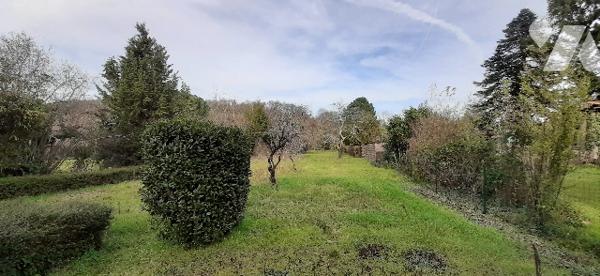 Maison sur sous-sol avec jardin comprenant 3 chs, cuisine aménagée, SAM, séjour, salle de bains, WC,