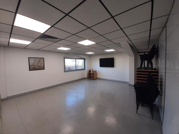 A SAISIR!!! Local d'activité Indépendant de 1.128 m² env. à vendre à NANTES EST - Carquefou
