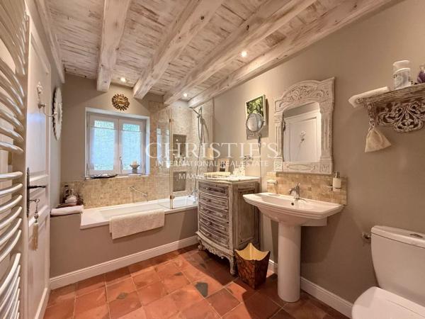 Un lieu d’âme et de beauté, où l’eau, la pierre et la lumière ne font plus qu’un.