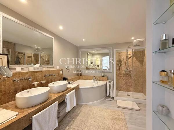 Un lieu d’âme et de beauté, où l’eau, la pierre et la lumière ne font plus qu’un.