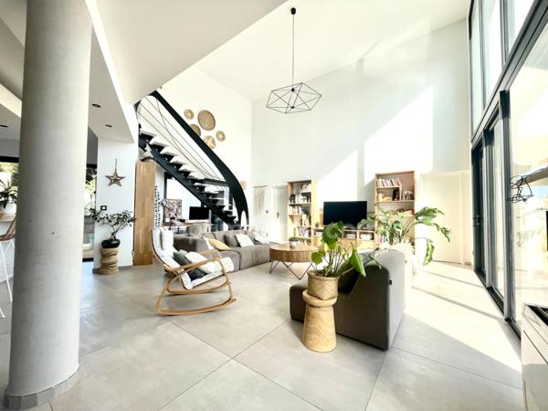 EXCEPTIONNELLE VILLA D’ARCHITECTE – PRESTATIONS HAUT DE GAMME – AIGUES-MORTES