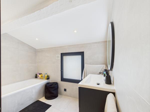 Six-Fours-les-Plages (83140) Maison avec piscine à Six-Fours-les-Plages, dans le secteur recherché de Talian, entre Le Brusc et Sanary-sur-