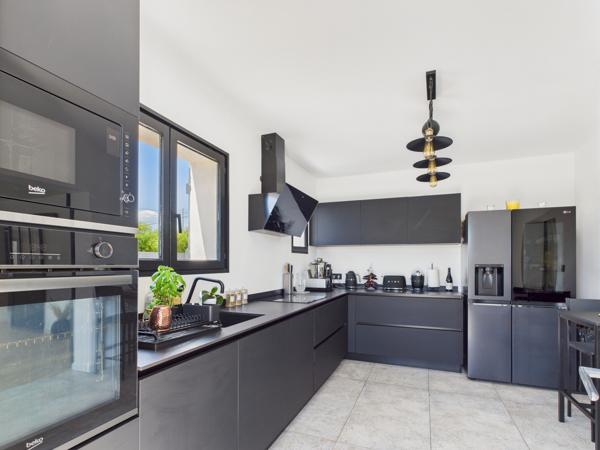 Six-Fours-les-Plages (83140) Maison avec piscine à Six-Fours-les-Plages, dans le secteur recherché de Talian, entre Le Brusc et Sanary-sur-