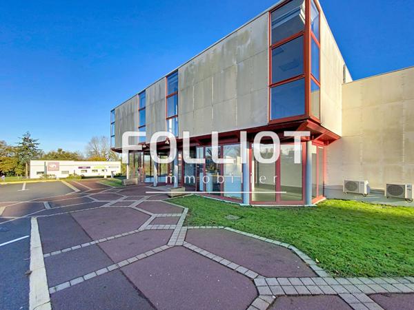 Locaux disponibles à louer 400 m² -Visibilité exceptionnelle- Rocade Saint-Lô - Parking privatif