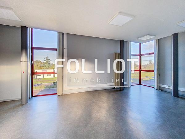 Locaux disponibles à louer 400 m² -Visibilité exceptionnelle- Rocade Saint-Lô - Parking privatif
