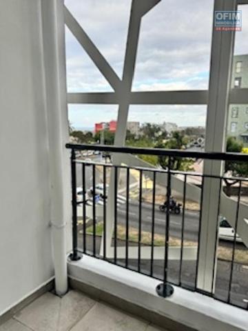 A louer bel appartement récent de type F1 sur la résidence HYPPOCRATE à Sainte Clotilde.