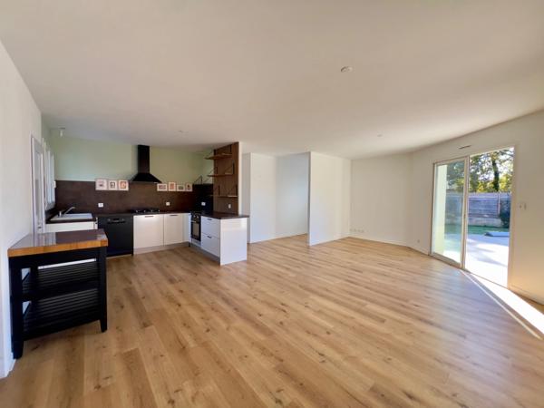 Maison de plain-pied 4 pièces, 89 m², avec piscine et grande terrasse à Biscarrosse