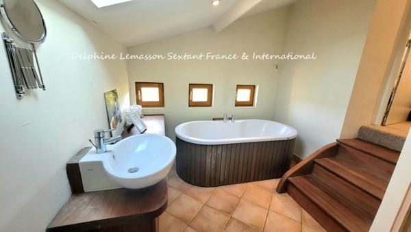 Propriété de charme comprenant 3 logements et 2 piscines avec vue dégagée