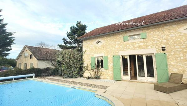 Propriété de charme comprenant 3 logements et 2 piscines avec vue dégagée