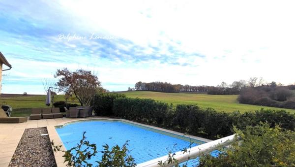 Propriété de charme comprenant 3 logements et 2 piscines avec vue dégagée