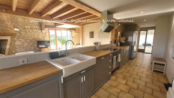 Propriété de charme comprenant 3 logements et 2 piscines avec vue dégagée