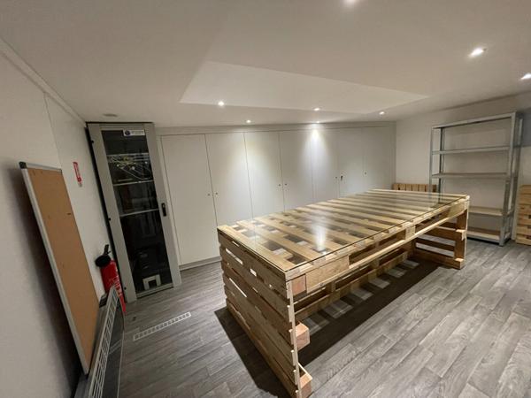 Local commercial La Ville Du Bois 90 m2 avec sous-sol