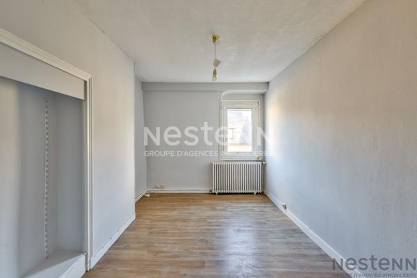 MAISON DE VILLE 2 CHAMBRES PROCHE GARE SNCF ET COMMERCE AVEC JARDIN CLOS