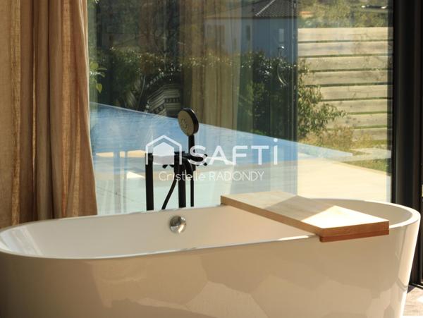 VILLA CONTEMPORAINE UNIQUE FACE A L'ALARIC