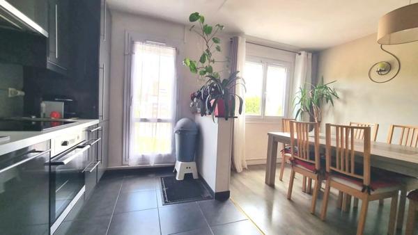 Vente                                                      Appartement
                        
                     5 pièces                      93 m2                     à Beynes