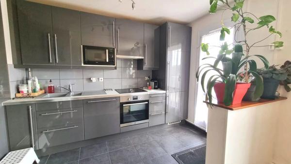 Vente                                                      Appartement
                        
                     5 pièces                      93 m2                     à Beynes