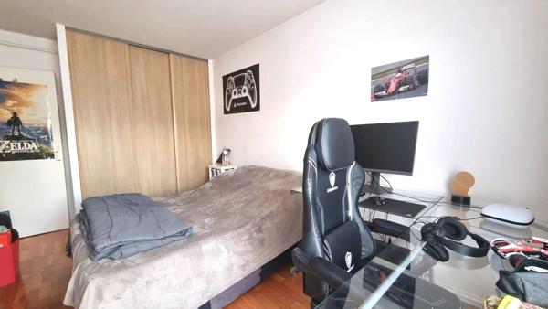 Vente                                                      Appartement
                        
                     5 pièces                      93 m2                     à Beynes