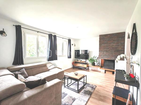Sandrine TISSIER vous propose de découvrir cet appartement au deuxième étage d'une résidence agréable et calme composé d'un appartement lumineux avec balcon et d'un box privatif.
Il se compose d'une entrée avec rangement, de WC individuels séparés, d'une spacieuse cuisine dinatoire équipée et meublée et d'un espace salon avec sa cheminée et un espace bureau.
A l'étage, une agréable pièce palière desservira 2 chambres dont une avec dressing, une salle de bain et une troisième pièce a été transformée en un grand dressing sur les deux longueurs.

La résidence est située juste à côté du collège, des écoles et proches des commerces et transport.
Le bien est situé dans une petite copropriété de 12 Lots avec 1200€ de charges par an environ.
N'hésitez pas pour plus de renseignement.