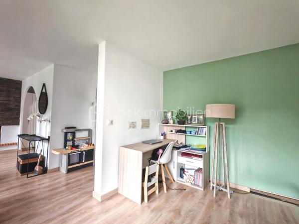 Sandrine TISSIER vous propose de découvrir cet appartement au deuxième étage d'une résidence agréable et calme composé d'un appartement lumineux avec balcon et d'un box privatif.
Il se compose d'une entrée avec rangement, de WC individuels séparés, d'une spacieuse cuisine dinatoire équipée et meublée et d'un espace salon avec sa cheminée et un espace bureau.
A l'étage, une agréable pièce palière desservira 2 chambres dont une avec dressing, une salle de bain et une troisième pièce a été transformée en un grand dressing sur les deux longueurs.

La résidence est située juste à côté du collège, des écoles et proches des commerces et transport.
Le bien est situé dans une petite copropriété de 12 Lots avec 1200€ de charges par an environ.
N'hésitez pas pour plus de renseignement.