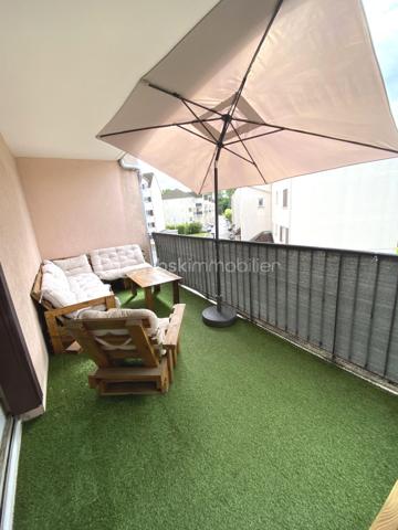Sandrine TISSIER vous propose de découvrir cet appartement au deuxième étage d'une résidence agréable et calme composé d'un appartement lumineux avec balcon et d'un box privatif.
Il se compose d'une entrée avec rangement, de WC individuels séparés, d'une spacieuse cuisine dinatoire équipée et meublée et d'un espace salon avec sa cheminée et un espace bureau.
A l'étage, une agréable pièce palière desservira 2 chambres dont une avec dressing, une salle de bain et une troisième pièce a été transformée en un grand dressing sur les deux longueurs.

La résidence est située juste à côté du collège, des écoles et proches des commerces et transport.
Le bien est situé dans une petite copropriété de 12 Lots avec 1200€ de charges par an environ.
N'hésitez pas pour plus de renseignement.