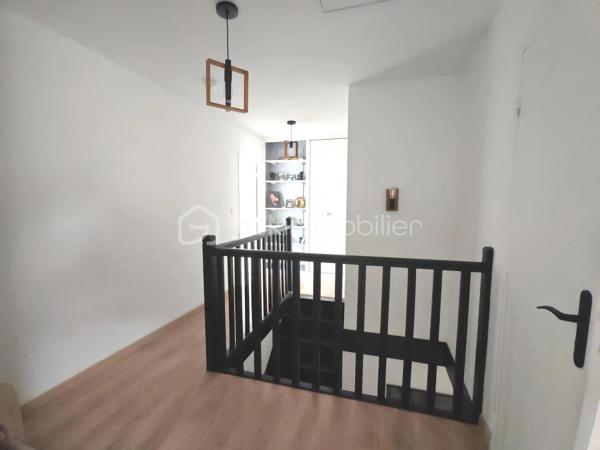 Sandrine TISSIER vous propose de découvrir cet appartement au deuxième étage d'une résidence agréable et calme composé d'un appartement lumineux avec balcon et d'un box privatif.
Il se compose d'une entrée avec rangement, de WC individuels séparés, d'une spacieuse cuisine dinatoire équipée et meublée et d'un espace salon avec sa cheminée et un espace bureau.
A l'étage, une agréable pièce palière desservira 2 chambres dont une avec dressing, une salle de bain et une troisième pièce a été transformée en un grand dressing sur les deux longueurs.

La résidence est située juste à côté du collège, des écoles et proches des commerces et transport.
Le bien est situé dans une petite copropriété de 12 Lots avec 1200€ de charges par an environ.
N'hésitez pas pour plus de renseignement.
