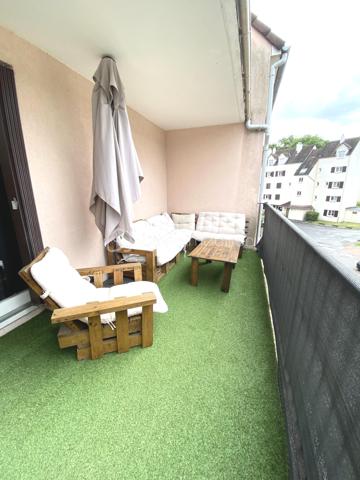 Sandrine TISSIER vous propose de découvrir cet appartement au deuxième étage d'une résidence agréable et calme composé d'un appartement lumineux avec balcon et d'un box privatif.
Il se compose d'une entrée avec rangement, de WC individuels séparés, d'une spacieuse cuisine dinatoire équipée et meublée et d'un espace salon avec sa cheminée et un espace bureau.
A l'étage, une agréable pièce palière desservira 2 chambres dont une avec dressing, une salle de bain et une troisième pièce a été transformée en un grand dressing sur les deux longueurs.

La résidence est située juste à côté du collège, des écoles et proches des commerces et transport.
Le bien est situé dans une petite copropriété de 12 Lots avec 1200€ de charges par an environ.
N'hésitez pas pour plus de renseignement.