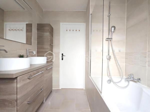 Sandrine TISSIER vous propose de découvrir cet appartement au deuxième étage d'une résidence agréable et calme composé d'un appartement lumineux avec balcon et d'un box privatif.
Il se compose d'une entrée avec rangement, de WC individuels séparés, d'une spacieuse cuisine dinatoire équipée et meublée et d'un espace salon avec sa cheminée et un espace bureau.
A l'étage, une agréable pièce palière desservira 2 chambres dont une avec dressing, une salle de bain et une troisième pièce a été transformée en un grand dressing sur les deux longueurs.

La résidence est située juste à côté du collège, des écoles et proches des commerces et transport.
Le bien est situé dans une petite copropriété de 12 Lots avec 1200€ de charges par an environ.
N'hésitez pas pour plus de renseignement.