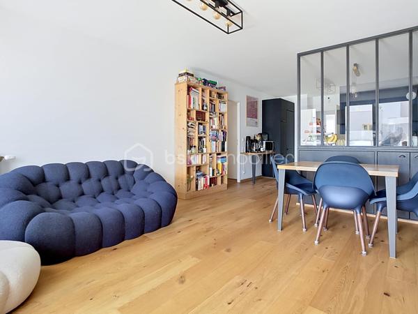 Situé au 3ème étage d’une résidence récente de standing livrée en 2021, ce très bel appartement 4 pièces de 85 m² présente de nombreux atouts appréciés sur le marché actuel : une belle luminosité, un environnement calme, une terrasse de 18 m², ainsi que des prestations de qualité avec cuisine Ixina équipée et matériaux soignés.

L’agencement est particulièrement fonctionnel avec une entrée, un séjour avec cuisine ouverte, 3 chambres, une salle de bains, une salle d’eau, 2 WC et de nombreux rangements.
Le bien est complété par un cellier sur le palier ainsi que 2 places de parking en sous-sol.