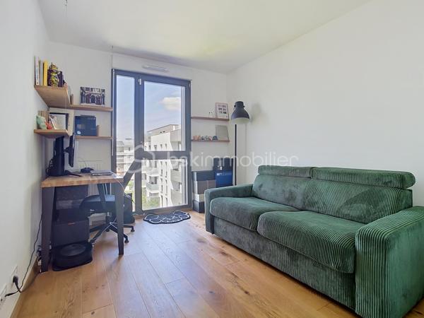 Situé au 3ème étage d’une résidence récente de standing livrée en 2021, ce très bel appartement 4 pièces de 85 m² présente de nombreux atouts appréciés sur le marché actuel : une belle luminosité, un environnement calme, une terrasse de 18 m², ainsi que des prestations de qualité avec cuisine Ixina équipée et matériaux soignés.

L’agencement est particulièrement fonctionnel avec une entrée, un séjour avec cuisine ouverte, 3 chambres, une salle de bains, une salle d’eau, 2 WC et de nombreux rangements.
Le bien est complété par un cellier sur le palier ainsi que 2 places de parking en sous-sol.