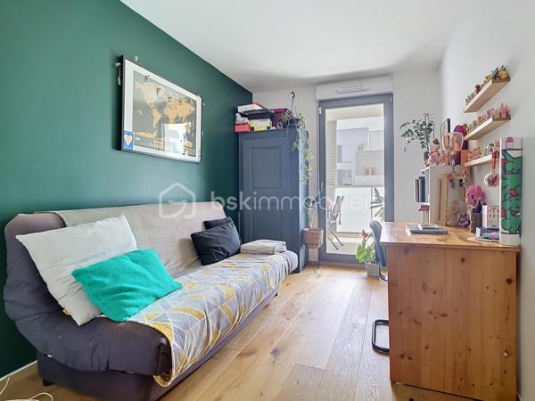 Situé au 3ème étage d’une résidence récente de standing livrée en 2021, ce très bel appartement 4 pièces de 85 m² présente de nombreux atouts appréciés sur le marché actuel : une belle luminosité, un environnement calme, une terrasse de 18 m², ainsi que des prestations de qualité avec cuisine Ixina équipée et matériaux soignés.

L’agencement est particulièrement fonctionnel avec une entrée, un séjour avec cuisine ouverte, 3 chambres, une salle de bains, une salle d’eau, 2 WC et de nombreux rangements.
Le bien est complété par un cellier sur le palier ainsi que 2 places de parking en sous-sol.