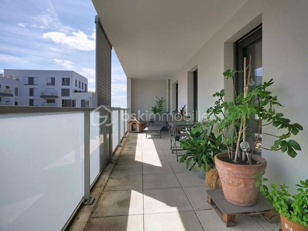 Situé au 3ème étage d’une résidence récente de standing livrée en 2021, ce très bel appartement 4 pièces de 85 m² présente de nombreux atouts appréciés sur le marché actuel : une belle luminosité, un environnement calme, une terrasse de 18 m², ainsi que des prestations de qualité avec cuisine Ixina équipée et matériaux soignés.

L’agencement est particulièrement fonctionnel avec une entrée, un séjour avec cuisine ouverte, 3 chambres, une salle de bains, une salle d’eau, 2 WC et de nombreux rangements.
Le bien est complété par un cellier sur le palier ainsi que 2 places de parking en sous-sol.