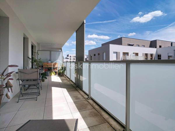Situé au 3ème étage d’une résidence récente de standing livrée en 2021, ce très bel appartement 4 pièces de 85 m² présente de nombreux atouts appréciés sur le marché actuel : une belle luminosité, un environnement calme, une terrasse de 18 m², ainsi que des prestations de qualité avec cuisine Ixina équipée et matériaux soignés.

L’agencement est particulièrement fonctionnel avec une entrée, un séjour avec cuisine ouverte, 3 chambres, une salle de bains, une salle d’eau, 2 WC et de nombreux rangements.
Le bien est complété par un cellier sur le palier ainsi que 2 places de parking en sous-sol.