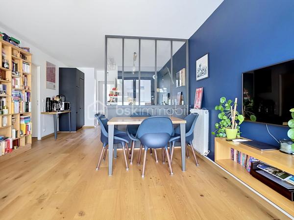 Situé au 3ème étage d’une résidence récente de standing livrée en 2021, ce très bel appartement 4 pièces de 85 m² présente de nombreux atouts appréciés sur le marché actuel : une belle luminosité, un environnement calme, une terrasse de 18 m², ainsi que des prestations de qualité avec cuisine Ixina équipée et matériaux soignés.

L’agencement est particulièrement fonctionnel avec une entrée, un séjour avec cuisine ouverte, 3 chambres, une salle de bains, une salle d’eau, 2 WC et de nombreux rangements.
Le bien est complété par un cellier sur le palier ainsi que 2 places de parking en sous-sol.