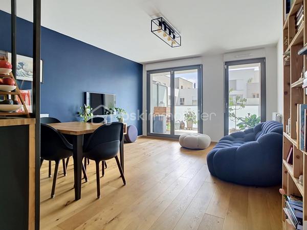 Situé au 3ème étage d’une résidence récente de standing livrée en 2021, ce très bel appartement 4 pièces de 85 m² présente de nombreux atouts appréciés sur le marché actuel : une belle luminosité, un environnement calme, une terrasse de 18 m², ainsi que des prestations de qualité avec cuisine Ixina équipée et matériaux soignés.

L’agencement est particulièrement fonctionnel avec une entrée, un séjour avec cuisine ouverte, 3 chambres, une salle de bains, une salle d’eau, 2 WC et de nombreux rangements.
Le bien est complété par un cellier sur le palier ainsi que 2 places de parking en sous-sol.