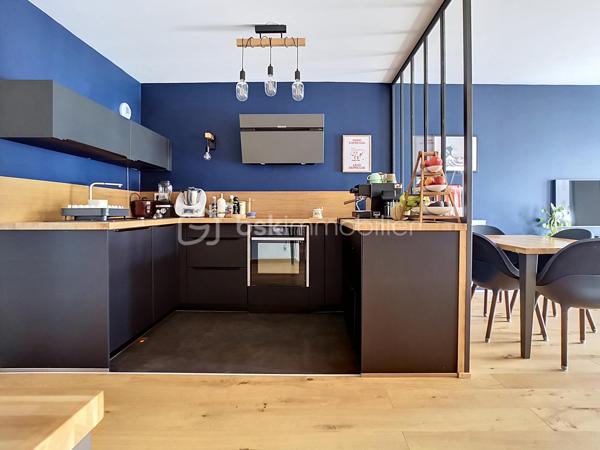 Situé au 3ème étage d’une résidence récente de standing livrée en 2021, ce très bel appartement 4 pièces de 85 m² présente de nombreux atouts appréciés sur le marché actuel : une belle luminosité, un environnement calme, une terrasse de 18 m², ainsi que des prestations de qualité avec cuisine Ixina équipée et matériaux soignés.

L’agencement est particulièrement fonctionnel avec une entrée, un séjour avec cuisine ouverte, 3 chambres, une salle de bains, une salle d’eau, 2 WC et de nombreux rangements.
Le bien est complété par un cellier sur le palier ainsi que 2 places de parking en sous-sol.