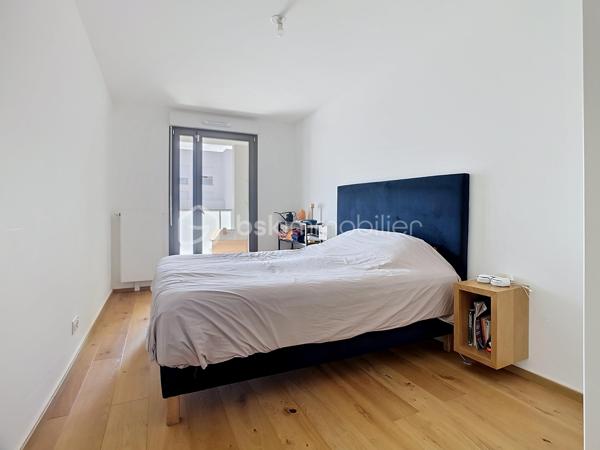 Situé au 3ème étage d’une résidence récente de standing livrée en 2021, ce très bel appartement 4 pièces de 85 m² présente de nombreux atouts appréciés sur le marché actuel : une belle luminosité, un environnement calme, une terrasse de 18 m², ainsi que des prestations de qualité avec cuisine Ixina équipée et matériaux soignés.

L’agencement est particulièrement fonctionnel avec une entrée, un séjour avec cuisine ouverte, 3 chambres, une salle de bains, une salle d’eau, 2 WC et de nombreux rangements.
Le bien est complété par un cellier sur le palier ainsi que 2 places de parking en sous-sol.