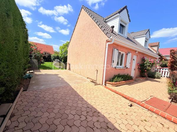 Découvrez cette magnifique maison familiale de 111 m², construite en 1985 et agrandie en 2000, idéalement située dans la paisible commune de Villejust. Avec un terrain de 500 m², cette maison offre un cadre de vie agréable, sans vis-à-vis, parfait pour accueillir votre famille. 🌳💚

Caractéristiques de la maison :

•⁠  ⁠Rez-de-chaussée :
◦ Un hall d'entrée accueillant menant à un séjour-salle à manger lumineux et traversant. ☀️
◦ Une cuisine dinatoire conviviale, parfaite pour les repas en famille. 🍽️
◦ Une salle de bain équipée d'une douche et d'une baignoire. 🛁🚿
◦ Un WC indépendant pour plus de confort. 🚽
◦ Une première chambre avec salle d'eau attenante et un accès indépendant, idéal pour les invités. 🛏️
◦ Accès au garage et à une buanderie pratique. 🚗🧺

•⁠  ⁠À l'étage :
◦ Un palier avec placard desservant deux spacieuses chambres, offrant un espace de vie confortable. 🛌
◦ Une pièce palière, idéale pour un bureau, une chambre d'amis, ou une salle de jeux. 🎮💼
◦ Un second WC pour plus de commodité. 🚻

Extérieur :
Profitez d'un joli jardin bien entretenu, d'une terrasse propice à la détente, ainsi que de deux abris de jardin accessibles directement depuis la maison. Vous aurez également la possibilité de stationner au moins 3 voitures sur le terrain et un garage pour le stockage ou garer vos deux-roues. 🚙🌼

Équipements :
Cette maison a été parfaitement entretenue au fil des ans et est dotée de nombreuses fonctionnalités contemporaines pour votre confort : 
•⁠  ⁠Chaudière à gaz de marque Frisquet avec entretien annuel à jour. 🔥
•⁠  ⁠Fenêtres et velux en double vitrage pour une isolation optimale. 🪟
•⁠  ⁠Toiture rénovée 2024/2025 encore sous garantie décennale. 🏠🔧
•⁠  ⁠Système d'alarme et volets roulants en aluminium pour une sécurité optimale. 🔒
•⁠  ⁠Fibre optique pour un accès internet de qualité. 📶

Commodités à proximité :
•⁠  ⁠Arrêt de bus scolaire et direction gare de Massy Palaiseau à 100 mètres. 🚌
•⁠  ⁠Écoles élémentaire et maternelle accessibles à 1 kilomètre. 🏫
•⁠  ⁠Gare de Massy Palaiseau à seulement 15 minutes en bus. 🚉
•⁠  ⁠Accès rapide à l'autoroute A10 et à la N118, situés à environ 5 kilomètres. 🛣️

Informations pratiques :
•⁠  ⁠Taxe foncière : 850 €. 💰

Cette maison traditionnelle est une opportunité rare sur le marché, parfaite pour une famille en quête d’un cadre de vie paisible tout en restant proche des commodités. Ne laissez pas passer cette chance ! Contactez-nous dès maintenant pour une visite. 📞👀
