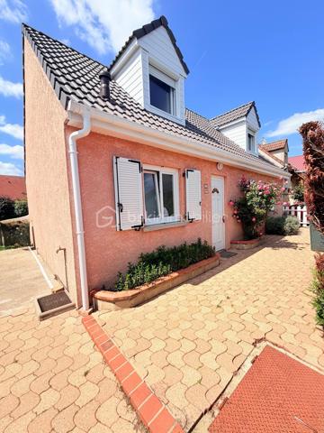 Découvrez cette magnifique maison familiale de 111 m², construite en 1985 et agrandie en 2000, idéalement située dans la paisible commune de Villejust. Avec un terrain de 500 m², cette maison offre un cadre de vie agréable, sans vis-à-vis, parfait pour accueillir votre famille. 🌳💚

Caractéristiques de la maison :

•⁠  ⁠Rez-de-chaussée :
◦ Un hall d'entrée accueillant menant à un séjour-salle à manger lumineux et traversant. ☀️
◦ Une cuisine dinatoire conviviale, parfaite pour les repas en famille. 🍽️
◦ Une salle de bain équipée d'une douche et d'une baignoire. 🛁🚿
◦ Un WC indépendant pour plus de confort. 🚽
◦ Une première chambre avec salle d'eau attenante et un accès indépendant, idéal pour les invités. 🛏️
◦ Accès au garage et à une buanderie pratique. 🚗🧺

•⁠  ⁠À l'étage :
◦ Un palier avec placard desservant deux spacieuses chambres, offrant un espace de vie confortable. 🛌
◦ Une pièce palière, idéale pour un bureau, une chambre d'amis, ou une salle de jeux. 🎮💼
◦ Un second WC pour plus de commodité. 🚻

Extérieur :
Profitez d'un joli jardin bien entretenu, d'une terrasse propice à la détente, ainsi que de deux abris de jardin accessibles directement depuis la maison. Vous aurez également la possibilité de stationner au moins 3 voitures sur le terrain et un garage pour le stockage ou garer vos deux-roues. 🚙🌼

Équipements :
Cette maison a été parfaitement entretenue au fil des ans et est dotée de nombreuses fonctionnalités contemporaines pour votre confort : 
•⁠  ⁠Chaudière à gaz de marque Frisquet avec entretien annuel à jour. 🔥
•⁠  ⁠Fenêtres et velux en double vitrage pour une isolation optimale. 🪟
•⁠  ⁠Toiture rénovée 2024/2025 encore sous garantie décennale. 🏠🔧
•⁠  ⁠Système d'alarme et volets roulants en aluminium pour une sécurité optimale. 🔒
•⁠  ⁠Fibre optique pour un accès internet de qualité. 📶

Commodités à proximité :
•⁠  ⁠Arrêt de bus scolaire et direction gare de Massy Palaiseau à 100 mètres. 🚌
•⁠  ⁠Écoles élémentaire et maternelle accessibles à 1 kilomètre. 🏫
•⁠  ⁠Gare de Massy Palaiseau à seulement 15 minutes en bus. 🚉
•⁠  ⁠Accès rapide à l'autoroute A10 et à la N118, situés à environ 5 kilomètres. 🛣️

Informations pratiques :
•⁠  ⁠Taxe foncière : 850 €. 💰

Cette maison traditionnelle est une opportunité rare sur le marché, parfaite pour une famille en quête d’un cadre de vie paisible tout en restant proche des commodités. Ne laissez pas passer cette chance ! Contactez-nous dès maintenant pour une visite. 📞👀