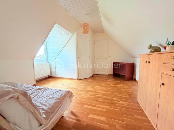 Découvrez cette magnifique maison familiale de 111 m², construite en 1985 et agrandie en 2000, idéalement située dans la paisible commune de Villejust. Avec un terrain de 500 m², cette maison offre un cadre de vie agréable, sans vis-à-vis, parfait pour accueillir votre famille. 🌳💚

Caractéristiques de la maison :

•⁠  ⁠Rez-de-chaussée :
◦ Un hall d'entrée accueillant menant à un séjour-salle à manger lumineux et traversant. ☀️
◦ Une cuisine dinatoire conviviale, parfaite pour les repas en famille. 🍽️
◦ Une salle de bain équipée d'une douche et d'une baignoire. 🛁🚿
◦ Un WC indépendant pour plus de confort. 🚽
◦ Une première chambre avec salle d'eau attenante et un accès indépendant, idéal pour les invités. 🛏️
◦ Accès au garage et à une buanderie pratique. 🚗🧺

•⁠  ⁠À l'étage :
◦ Un palier avec placard desservant deux spacieuses chambres, offrant un espace de vie confortable. 🛌
◦ Une pièce palière, idéale pour un bureau, une chambre d'amis, ou une salle de jeux. 🎮💼
◦ Un second WC pour plus de commodité. 🚻

Extérieur :
Profitez d'un joli jardin bien entretenu, d'une terrasse propice à la détente, ainsi que de deux abris de jardin accessibles directement depuis la maison. Vous aurez également la possibilité de stationner au moins 3 voitures sur le terrain et un garage pour le stockage ou garer vos deux-roues. 🚙🌼

Équipements :
Cette maison a été parfaitement entretenue au fil des ans et est dotée de nombreuses fonctionnalités contemporaines pour votre confort : 
•⁠  ⁠Chaudière à gaz de marque Frisquet avec entretien annuel à jour. 🔥
•⁠  ⁠Fenêtres et velux en double vitrage pour une isolation optimale. 🪟
•⁠  ⁠Toiture rénovée 2024/2025 encore sous garantie décennale. 🏠🔧
•⁠  ⁠Système d'alarme et volets roulants en aluminium pour une sécurité optimale. 🔒
•⁠  ⁠Fibre optique pour un accès internet de qualité. 📶

Commodités à proximité :
•⁠  ⁠Arrêt de bus scolaire et direction gare de Massy Palaiseau à 100 mètres. 🚌
•⁠  ⁠Écoles élémentaire et maternelle accessibles à 1 kilomètre. 🏫
•⁠  ⁠Gare de Massy Palaiseau à seulement 15 minutes en bus. 🚉
•⁠  ⁠Accès rapide à l'autoroute A10 et à la N118, situés à environ 5 kilomètres. 🛣️

Informations pratiques :
•⁠  ⁠Taxe foncière : 850 €. 💰

Cette maison traditionnelle est une opportunité rare sur le marché, parfaite pour une famille en quête d’un cadre de vie paisible tout en restant proche des commodités. Ne laissez pas passer cette chance ! Contactez-nous dès maintenant pour une visite. 📞👀