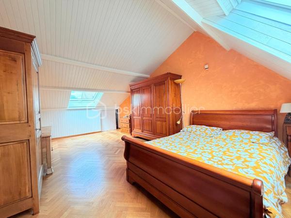 Découvrez cette magnifique maison familiale de 111 m², construite en 1985 et agrandie en 2000, idéalement située dans la paisible commune de Villejust. Avec un terrain de 500 m², cette maison offre un cadre de vie agréable, sans vis-à-vis, parfait pour accueillir votre famille. 🌳💚

Caractéristiques de la maison :

•⁠  ⁠Rez-de-chaussée :
◦ Un hall d'entrée accueillant menant à un séjour-salle à manger lumineux et traversant. ☀️
◦ Une cuisine dinatoire conviviale, parfaite pour les repas en famille. 🍽️
◦ Une salle de bain équipée d'une douche et d'une baignoire. 🛁🚿
◦ Un WC indépendant pour plus de confort. 🚽
◦ Une première chambre avec salle d'eau attenante et un accès indépendant, idéal pour les invités. 🛏️
◦ Accès au garage et à une buanderie pratique. 🚗🧺

•⁠  ⁠À l'étage :
◦ Un palier avec placard desservant deux spacieuses chambres, offrant un espace de vie confortable. 🛌
◦ Une pièce palière, idéale pour un bureau, une chambre d'amis, ou une salle de jeux. 🎮💼
◦ Un second WC pour plus de commodité. 🚻

Extérieur :
Profitez d'un joli jardin bien entretenu, d'une terrasse propice à la détente, ainsi que de deux abris de jardin accessibles directement depuis la maison. Vous aurez également la possibilité de stationner au moins 3 voitures sur le terrain et un garage pour le stockage ou garer vos deux-roues. 🚙🌼

Équipements :
Cette maison a été parfaitement entretenue au fil des ans et est dotée de nombreuses fonctionnalités contemporaines pour votre confort : 
•⁠  ⁠Chaudière à gaz de marque Frisquet avec entretien annuel à jour. 🔥
•⁠  ⁠Fenêtres et velux en double vitrage pour une isolation optimale. 🪟
•⁠  ⁠Toiture rénovée 2024/2025 encore sous garantie décennale. 🏠🔧
•⁠  ⁠Système d'alarme et volets roulants en aluminium pour une sécurité optimale. 🔒
•⁠  ⁠Fibre optique pour un accès internet de qualité. 📶

Commodités à proximité :
•⁠  ⁠Arrêt de bus scolaire et direction gare de Massy Palaiseau à 100 mètres. 🚌
•⁠  ⁠Écoles élémentaire et maternelle accessibles à 1 kilomètre. 🏫
•⁠  ⁠Gare de Massy Palaiseau à seulement 15 minutes en bus. 🚉
•⁠  ⁠Accès rapide à l'autoroute A10 et à la N118, situés à environ 5 kilomètres. 🛣️

Informations pratiques :
•⁠  ⁠Taxe foncière : 850 €. 💰

Cette maison traditionnelle est une opportunité rare sur le marché, parfaite pour une famille en quête d’un cadre de vie paisible tout en restant proche des commodités. Ne laissez pas passer cette chance ! Contactez-nous dès maintenant pour une visite. 📞👀