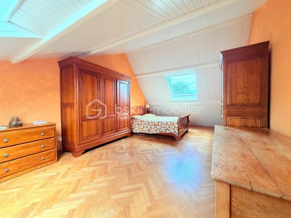 Découvrez cette magnifique maison familiale de 111 m², construite en 1985 et agrandie en 2000, idéalement située dans la paisible commune de Villejust. Avec un terrain de 500 m², cette maison offre un cadre de vie agréable, sans vis-à-vis, parfait pour accueillir votre famille. 🌳💚

Caractéristiques de la maison :

•⁠  ⁠Rez-de-chaussée :
◦ Un hall d'entrée accueillant menant à un séjour-salle à manger lumineux et traversant. ☀️
◦ Une cuisine dinatoire conviviale, parfaite pour les repas en famille. 🍽️
◦ Une salle de bain équipée d'une douche et d'une baignoire. 🛁🚿
◦ Un WC indépendant pour plus de confort. 🚽
◦ Une première chambre avec salle d'eau attenante et un accès indépendant, idéal pour les invités. 🛏️
◦ Accès au garage et à une buanderie pratique. 🚗🧺

•⁠  ⁠À l'étage :
◦ Un palier avec placard desservant deux spacieuses chambres, offrant un espace de vie confortable. 🛌
◦ Une pièce palière, idéale pour un bureau, une chambre d'amis, ou une salle de jeux. 🎮💼
◦ Un second WC pour plus de commodité. 🚻

Extérieur :
Profitez d'un joli jardin bien entretenu, d'une terrasse propice à la détente, ainsi que de deux abris de jardin accessibles directement depuis la maison. Vous aurez également la possibilité de stationner au moins 3 voitures sur le terrain et un garage pour le stockage ou garer vos deux-roues. 🚙🌼

Équipements :
Cette maison a été parfaitement entretenue au fil des ans et est dotée de nombreuses fonctionnalités contemporaines pour votre confort : 
•⁠  ⁠Chaudière à gaz de marque Frisquet avec entretien annuel à jour. 🔥
•⁠  ⁠Fenêtres et velux en double vitrage pour une isolation optimale. 🪟
•⁠  ⁠Toiture rénovée 2024/2025 encore sous garantie décennale. 🏠🔧
•⁠  ⁠Système d'alarme et volets roulants en aluminium pour une sécurité optimale. 🔒
•⁠  ⁠Fibre optique pour un accès internet de qualité. 📶

Commodités à proximité :
•⁠  ⁠Arrêt de bus scolaire et direction gare de Massy Palaiseau à 100 mètres. 🚌
•⁠  ⁠Écoles élémentaire et maternelle accessibles à 1 kilomètre. 🏫
•⁠  ⁠Gare de Massy Palaiseau à seulement 15 minutes en bus. 🚉
•⁠  ⁠Accès rapide à l'autoroute A10 et à la N118, situés à environ 5 kilomètres. 🛣️

Informations pratiques :
•⁠  ⁠Taxe foncière : 850 €. 💰

Cette maison traditionnelle est une opportunité rare sur le marché, parfaite pour une famille en quête d’un cadre de vie paisible tout en restant proche des commodités. Ne laissez pas passer cette chance ! Contactez-nous dès maintenant pour une visite. 📞👀