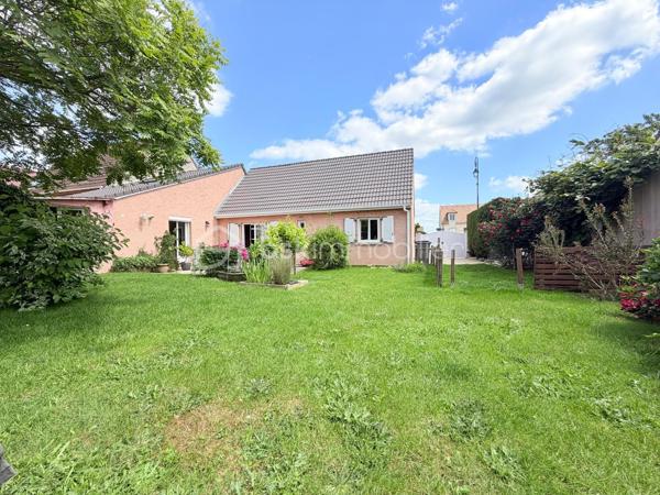 Découvrez cette magnifique maison familiale de 111 m², construite en 1985 et agrandie en 2000, idéalement située dans la paisible commune de Villejust. Avec un terrain de 500 m², cette maison offre un cadre de vie agréable, sans vis-à-vis, parfait pour accueillir votre famille. 🌳💚

Caractéristiques de la maison :

•⁠  ⁠Rez-de-chaussée :
◦ Un hall d'entrée accueillant menant à un séjour-salle à manger lumineux et traversant. ☀️
◦ Une cuisine dinatoire conviviale, parfaite pour les repas en famille. 🍽️
◦ Une salle de bain équipée d'une douche et d'une baignoire. 🛁🚿
◦ Un WC indépendant pour plus de confort. 🚽
◦ Une première chambre avec salle d'eau attenante et un accès indépendant, idéal pour les invités. 🛏️
◦ Accès au garage et à une buanderie pratique. 🚗🧺

•⁠  ⁠À l'étage :
◦ Un palier avec placard desservant deux spacieuses chambres, offrant un espace de vie confortable. 🛌
◦ Une pièce palière, idéale pour un bureau, une chambre d'amis, ou une salle de jeux. 🎮💼
◦ Un second WC pour plus de commodité. 🚻

Extérieur :
Profitez d'un joli jardin bien entretenu, d'une terrasse propice à la détente, ainsi que de deux abris de jardin accessibles directement depuis la maison. Vous aurez également la possibilité de stationner au moins 3 voitures sur le terrain et un garage pour le stockage ou garer vos deux-roues. 🚙🌼

Équipements :
Cette maison a été parfaitement entretenue au fil des ans et est dotée de nombreuses fonctionnalités contemporaines pour votre confort : 
•⁠  ⁠Chaudière à gaz de marque Frisquet avec entretien annuel à jour. 🔥
•⁠  ⁠Fenêtres et velux en double vitrage pour une isolation optimale. 🪟
•⁠  ⁠Toiture rénovée 2024/2025 encore sous garantie décennale. 🏠🔧
•⁠  ⁠Système d'alarme et volets roulants en aluminium pour une sécurité optimale. 🔒
•⁠  ⁠Fibre optique pour un accès internet de qualité. 📶

Commodités à proximité :
•⁠  ⁠Arrêt de bus scolaire et direction gare de Massy Palaiseau à 100 mètres. 🚌
•⁠  ⁠Écoles élémentaire et maternelle accessibles à 1 kilomètre. 🏫
•⁠  ⁠Gare de Massy Palaiseau à seulement 15 minutes en bus. 🚉
•⁠  ⁠Accès rapide à l'autoroute A10 et à la N118, situés à environ 5 kilomètres. 🛣️

Informations pratiques :
•⁠  ⁠Taxe foncière : 850 €. 💰

Cette maison traditionnelle est une opportunité rare sur le marché, parfaite pour une famille en quête d’un cadre de vie paisible tout en restant proche des commodités. Ne laissez pas passer cette chance ! Contactez-nous dès maintenant pour une visite. 📞👀