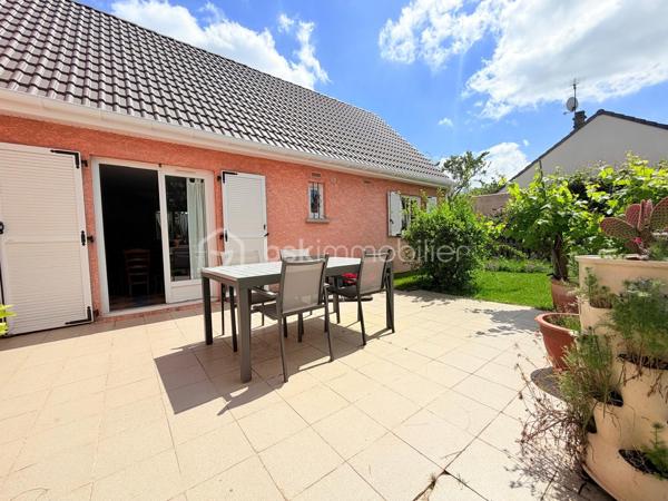 Découvrez cette magnifique maison familiale de 111 m², construite en 1985 et agrandie en 2000, idéalement située dans la paisible commune de Villejust. Avec un terrain de 500 m², cette maison offre un cadre de vie agréable, sans vis-à-vis, parfait pour accueillir votre famille. 🌳💚

Caractéristiques de la maison :

•⁠  ⁠Rez-de-chaussée :
◦ Un hall d'entrée accueillant menant à un séjour-salle à manger lumineux et traversant. ☀️
◦ Une cuisine dinatoire conviviale, parfaite pour les repas en famille. 🍽️
◦ Une salle de bain équipée d'une douche et d'une baignoire. 🛁🚿
◦ Un WC indépendant pour plus de confort. 🚽
◦ Une première chambre avec salle d'eau attenante et un accès indépendant, idéal pour les invités. 🛏️
◦ Accès au garage et à une buanderie pratique. 🚗🧺

•⁠  ⁠À l'étage :
◦ Un palier avec placard desservant deux spacieuses chambres, offrant un espace de vie confortable. 🛌
◦ Une pièce palière, idéale pour un bureau, une chambre d'amis, ou une salle de jeux. 🎮💼
◦ Un second WC pour plus de commodité. 🚻

Extérieur :
Profitez d'un joli jardin bien entretenu, d'une terrasse propice à la détente, ainsi que de deux abris de jardin accessibles directement depuis la maison. Vous aurez également la possibilité de stationner au moins 3 voitures sur le terrain et un garage pour le stockage ou garer vos deux-roues. 🚙🌼

Équipements :
Cette maison a été parfaitement entretenue au fil des ans et est dotée de nombreuses fonctionnalités contemporaines pour votre confort : 
•⁠  ⁠Chaudière à gaz de marque Frisquet avec entretien annuel à jour. 🔥
•⁠  ⁠Fenêtres et velux en double vitrage pour une isolation optimale. 🪟
•⁠  ⁠Toiture rénovée 2024/2025 encore sous garantie décennale. 🏠🔧
•⁠  ⁠Système d'alarme et volets roulants en aluminium pour une sécurité optimale. 🔒
•⁠  ⁠Fibre optique pour un accès internet de qualité. 📶

Commodités à proximité :
•⁠  ⁠Arrêt de bus scolaire et direction gare de Massy Palaiseau à 100 mètres. 🚌
•⁠  ⁠Écoles élémentaire et maternelle accessibles à 1 kilomètre. 🏫
•⁠  ⁠Gare de Massy Palaiseau à seulement 15 minutes en bus. 🚉
•⁠  ⁠Accès rapide à l'autoroute A10 et à la N118, situés à environ 5 kilomètres. 🛣️

Informations pratiques :
•⁠  ⁠Taxe foncière : 850 €. 💰

Cette maison traditionnelle est une opportunité rare sur le marché, parfaite pour une famille en quête d’un cadre de vie paisible tout en restant proche des commodités. Ne laissez pas passer cette chance ! Contactez-nous dès maintenant pour une visite. 📞👀